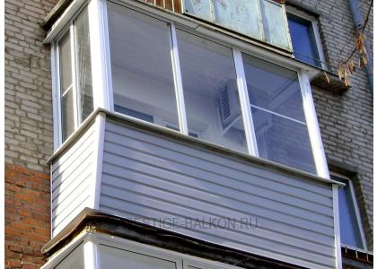 Холодное остекление алюминиевыми окнами с выносом и с внешней отделкой сайдингом в Малаховке