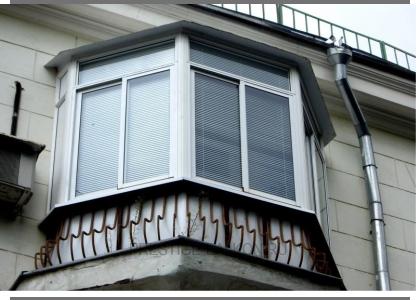 Холодное остекление балкона алюминиевыми окнами с кровлей из профлиста в Малаховке