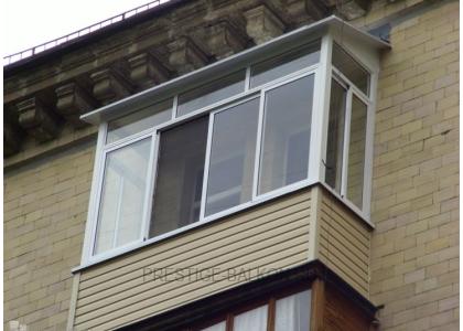 Холодное остекление балкона алюминиевыми окнами с внешней отделкой сайдингом и кровлей из профлиста в Малаховке