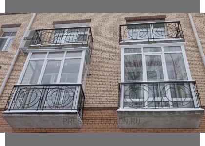 Французское остекление балкона пластиковыми окнами с фигурными ограждениями в Малаховке
