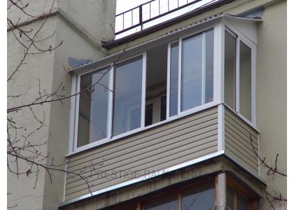 Холодное остекление балкона раздвижными окнами с выносом и крышей в Малаховке