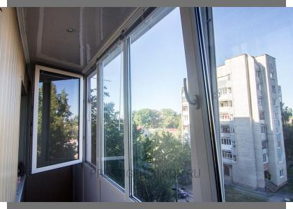 Холодное остекление алюминиевыми окнами Алютех с отделкой стен вагонкой ПВХ в Малаховке