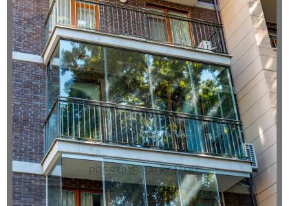 Безрамное остекление балкона с отделкой ограждений в Малаховке