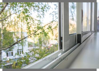 Раздвижное холодное остекление балкона с шумопонижающими отливами в Малаховке