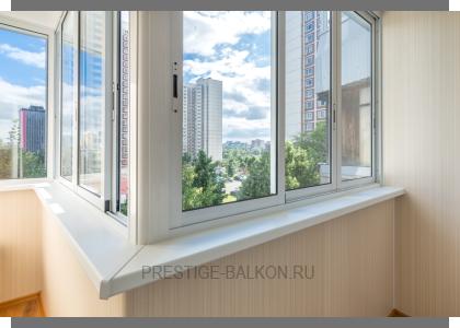 Холодное раздвижное остекление алюминиевыми окнами с отделкой стен и потолка ламинированными панели в Малаховке