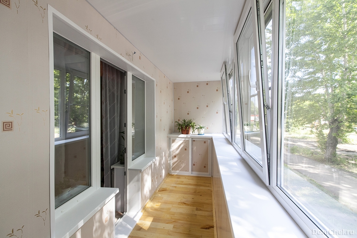 Теплое остекление лоджии пластиковыми окнами и отделка стен и потолка пластиковыми панелями в Малаховке