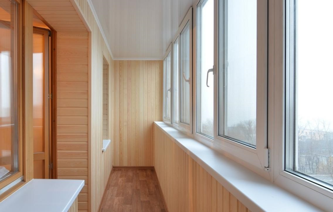 Тёплое остекление балкона профилем Veka и отделка стен деревом в Малаховке