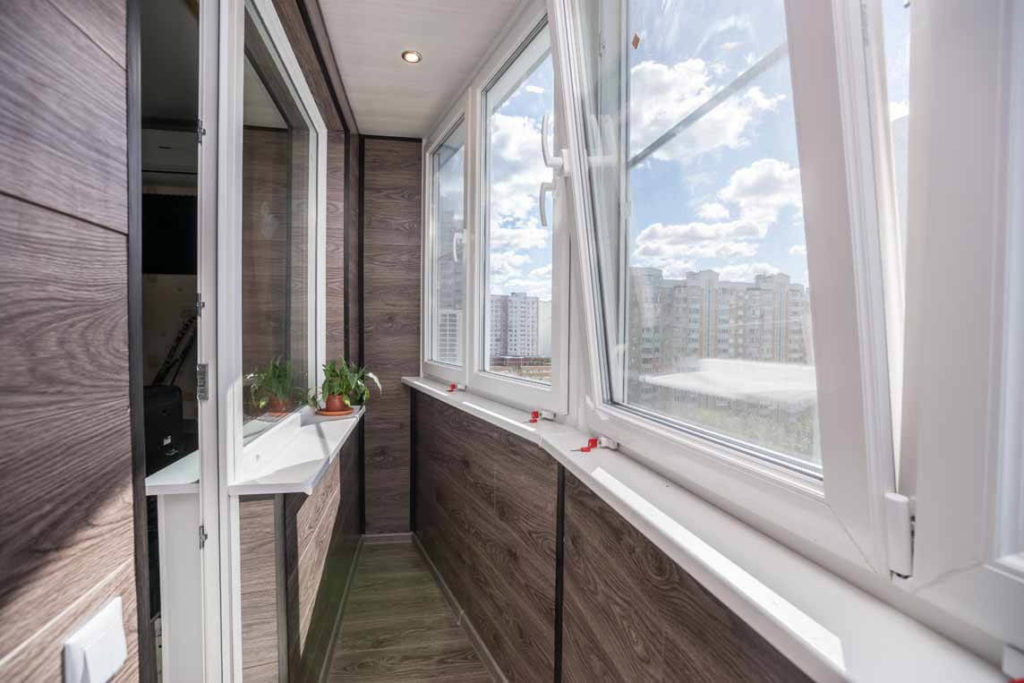 Тёплое остекление балкона профилем Rehau c отделкой ламинатом в Малаховке
