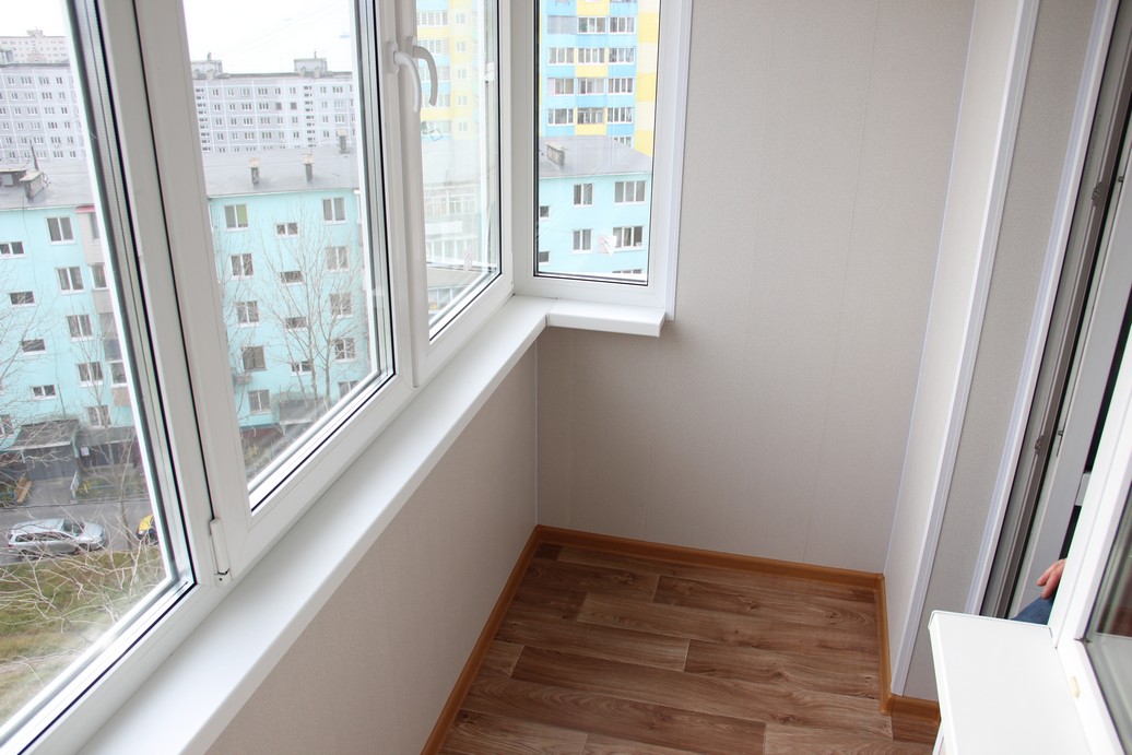 Теплое остекление распашными пластиковыми окнами балкона профилем Rehau и отделкой стен в Малаховке