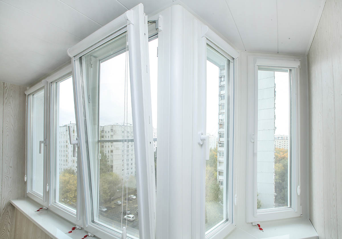 Тёплое остекление пластиковыми окнами балкона профилем КВЕ и отделкой стен гипсокартоном в Малаховке