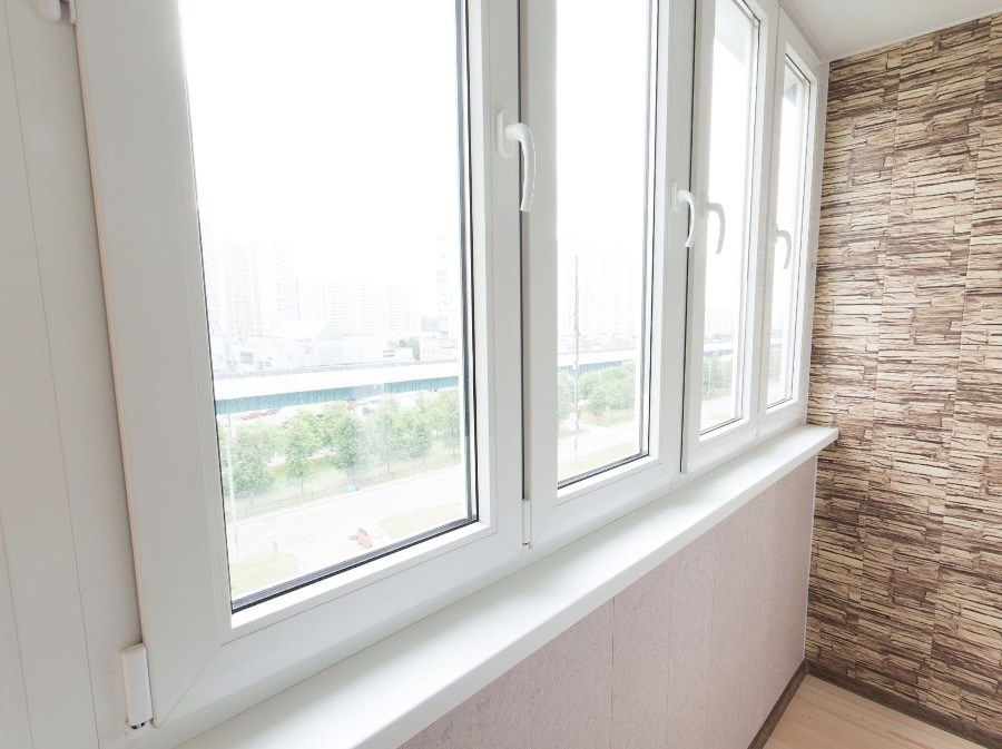 Тёплое остекление балкона профилем КВЕ и комбинированной отделкой пластиком и деревом в Малаховке