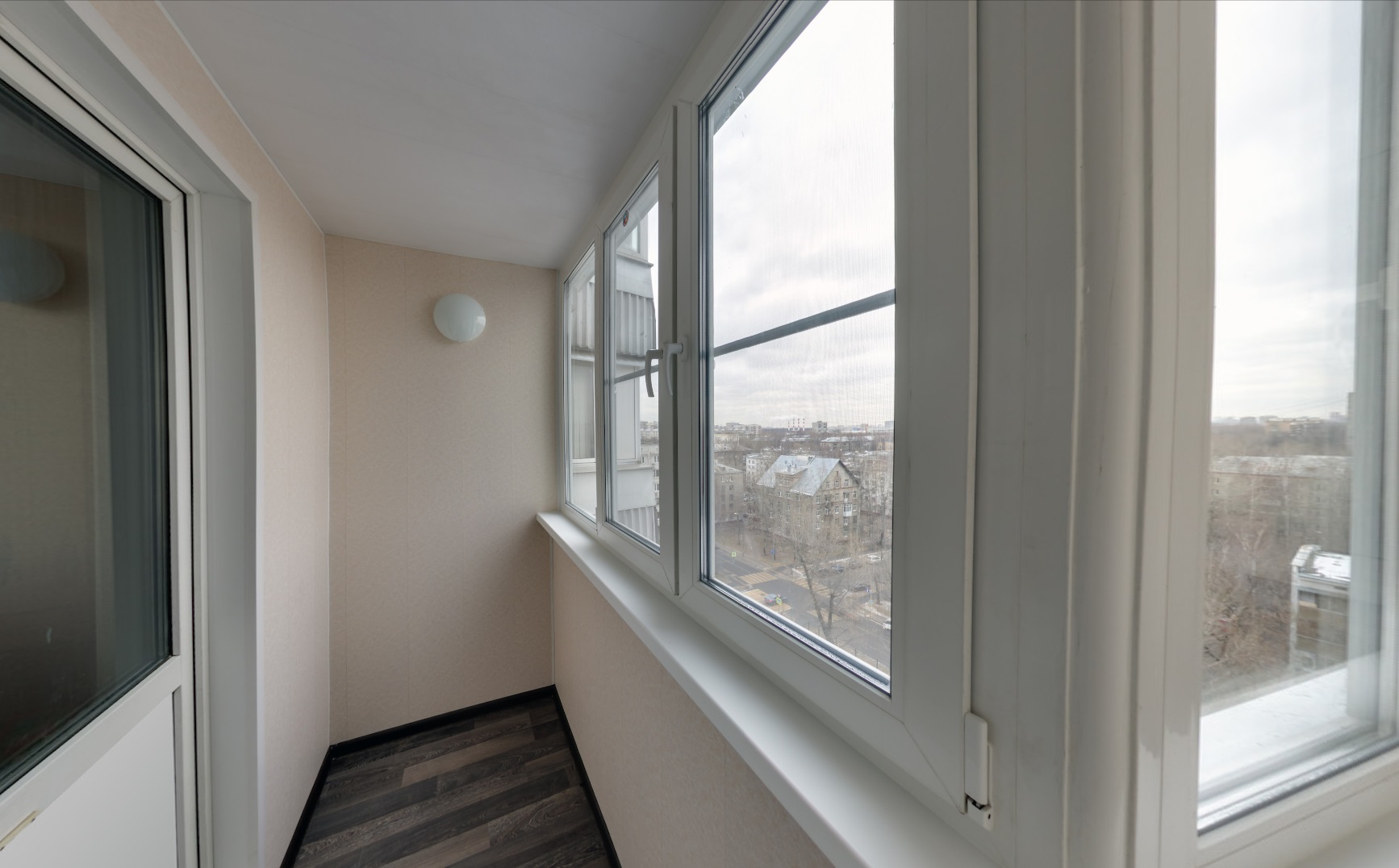 Теплое остекление пластиковыми окнами REHAU с отделкой стен и потолка панелями ПВХ в Малаховке