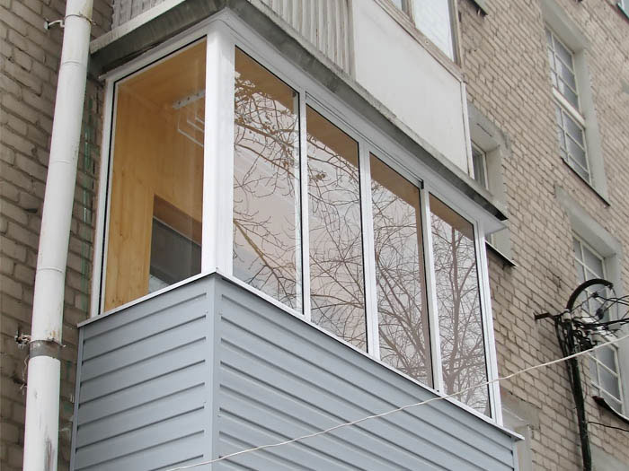 Холодное остекление балкона алюминиевыми окнами Provedal и отделкой деревянной вагонкой в Малаховке