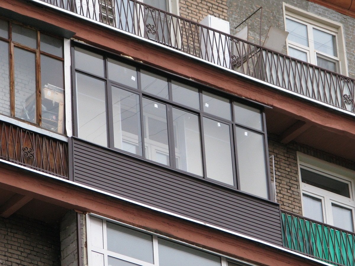 Холодное остекление балкона профилем Provedal и покраска профиля в цвет по каталогу в Малаховке