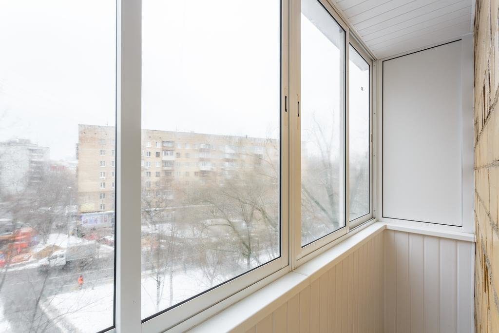 Холодное остекление балкона профилем Provedal и отделкой стен и потолка вагонкой ПВХ в Малаховке