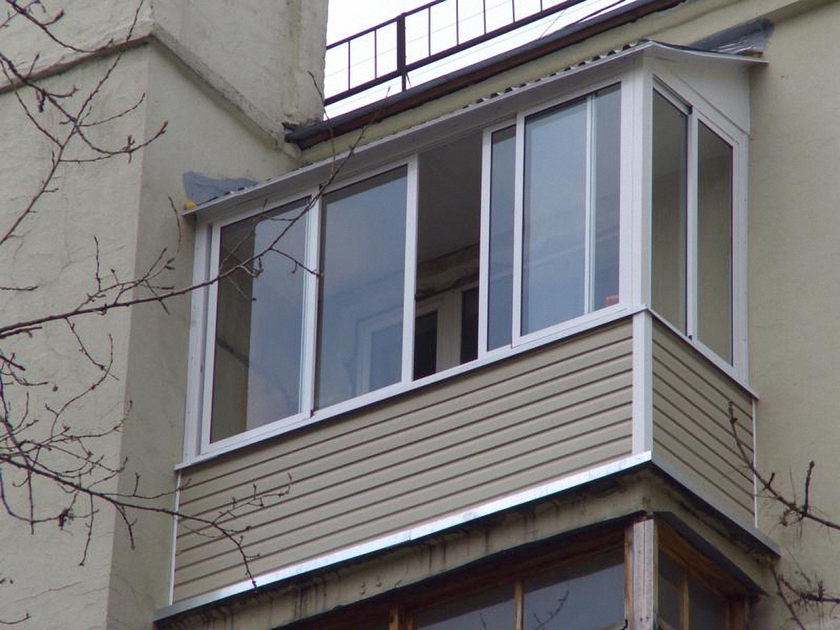 Холодное остекление балкона раздвижными окнами с выносом и крышей в Малаховке