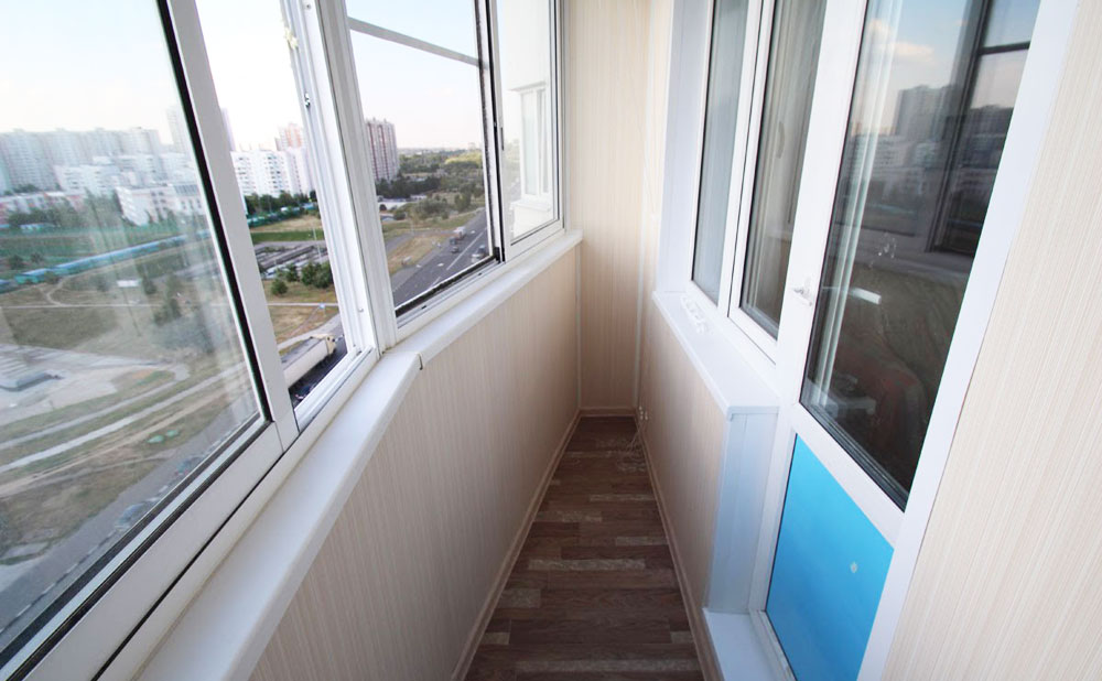 Холодное остекление балкона профилем Provedal и отделкой стен и потолка ламинированными панелями в Малаховке