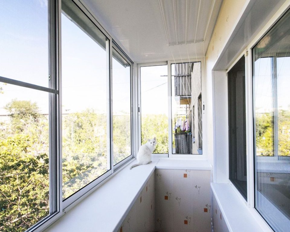 Холодное остекление балкона алюминиевыми окнами с выносом и сушилкой для белья в Малаховке