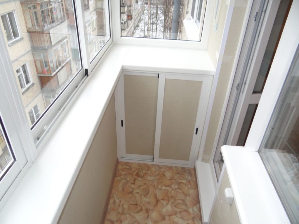 Холодное остекление балкона профилем Provedal с мебелью в Малаховке