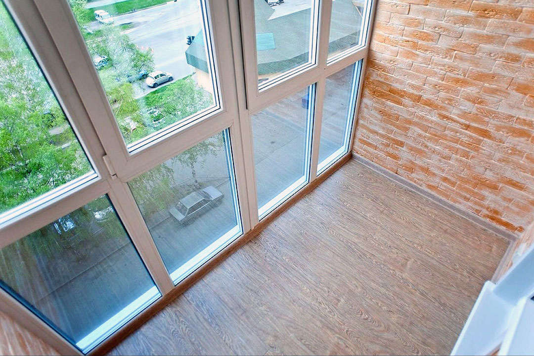 Панорамное остекление балкона с отделкой кирпичом в Малаховке