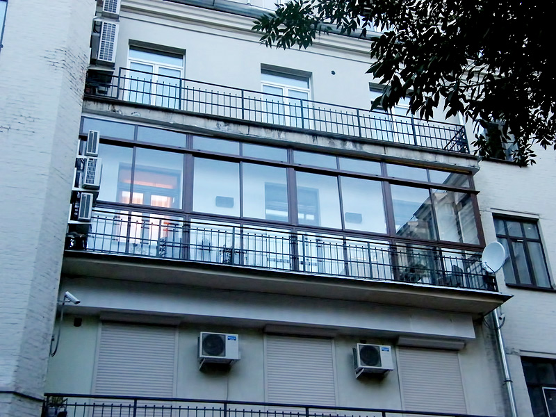 Панорамное остекление балкона с отделкой ограждения в Малаховке