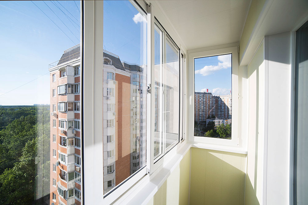 Холодное остекление раздвижными окнами с отделкой стен и потолка ламинированными панелями в Малаховке