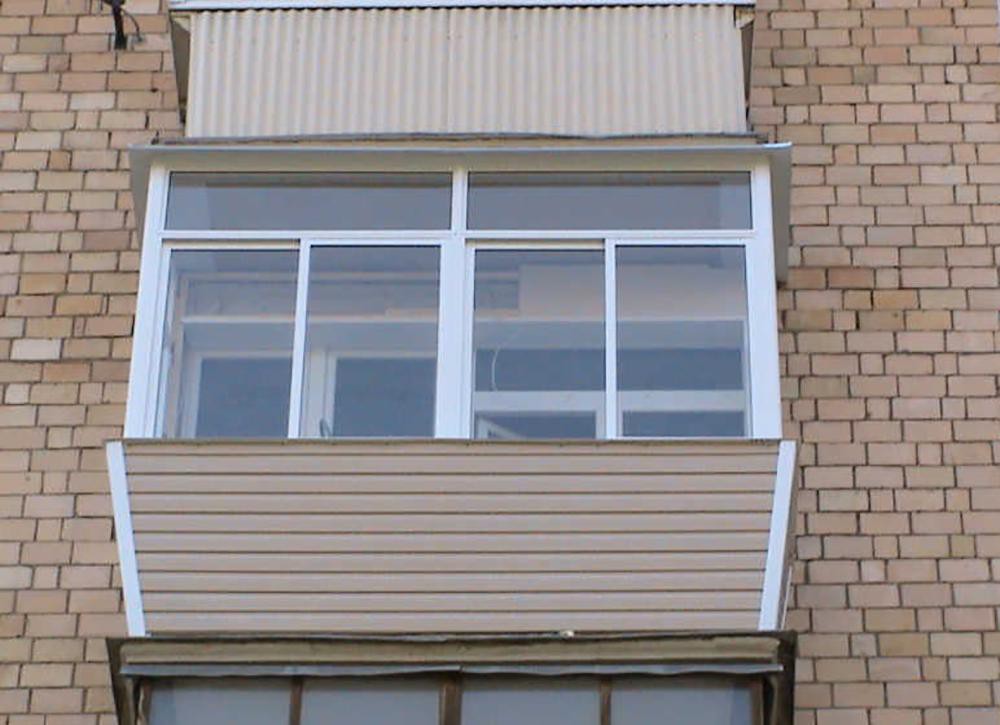 Холодное остекление алюминиевыми окнами с выносом и нащельниками в Малаховке