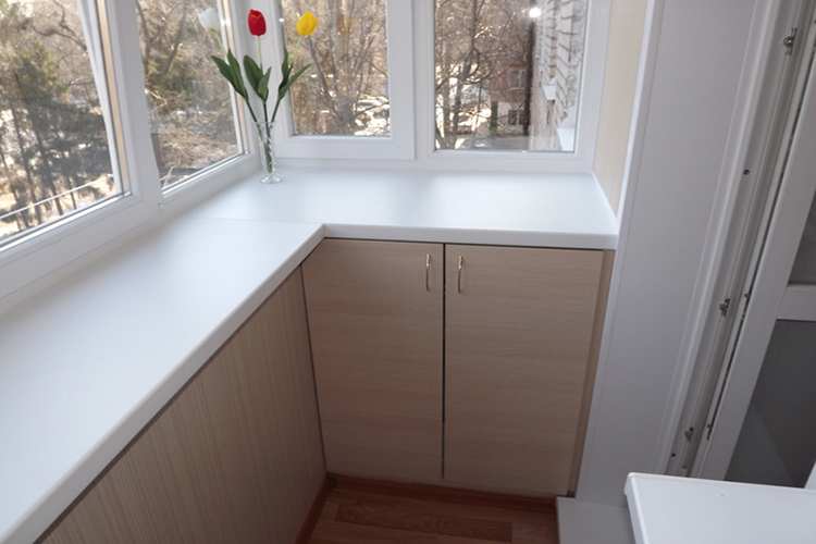 Теплое остекление пластиковыми окнами с выносом подоконника в Малаховке