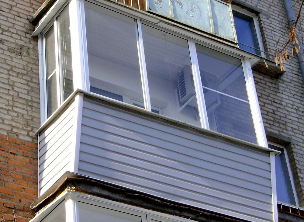 Холодное остекление алюминиевыми окнами с выносом и с внешней отделкой сайдингом в Малаховке