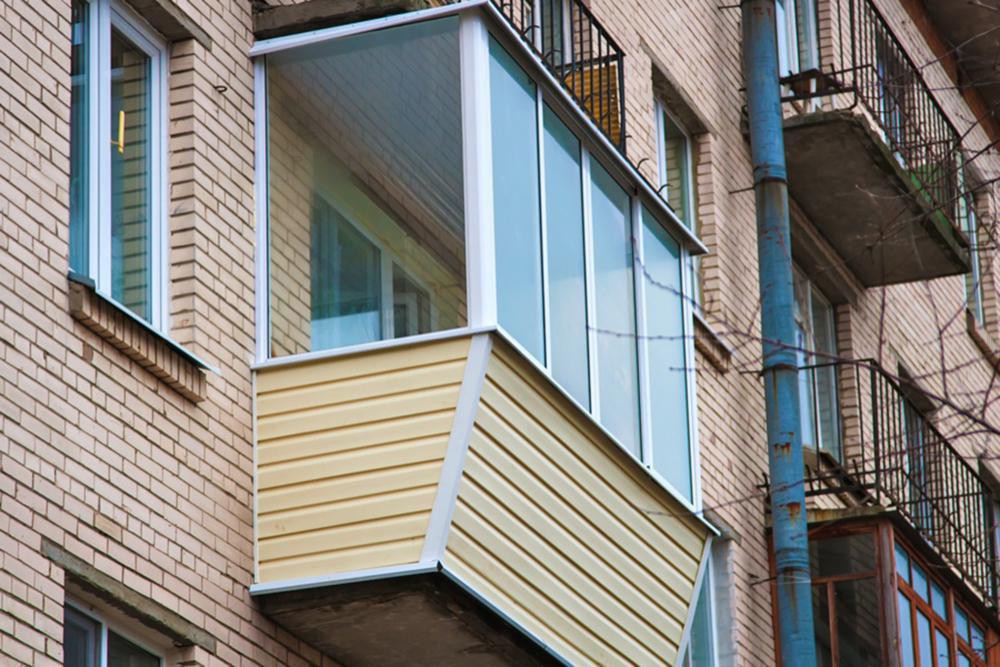 Холодное остекление балкона алюминиевыми окнами с внешней отделкой сайдингом с выносом и с шумопонижающими отливами в Малаховке