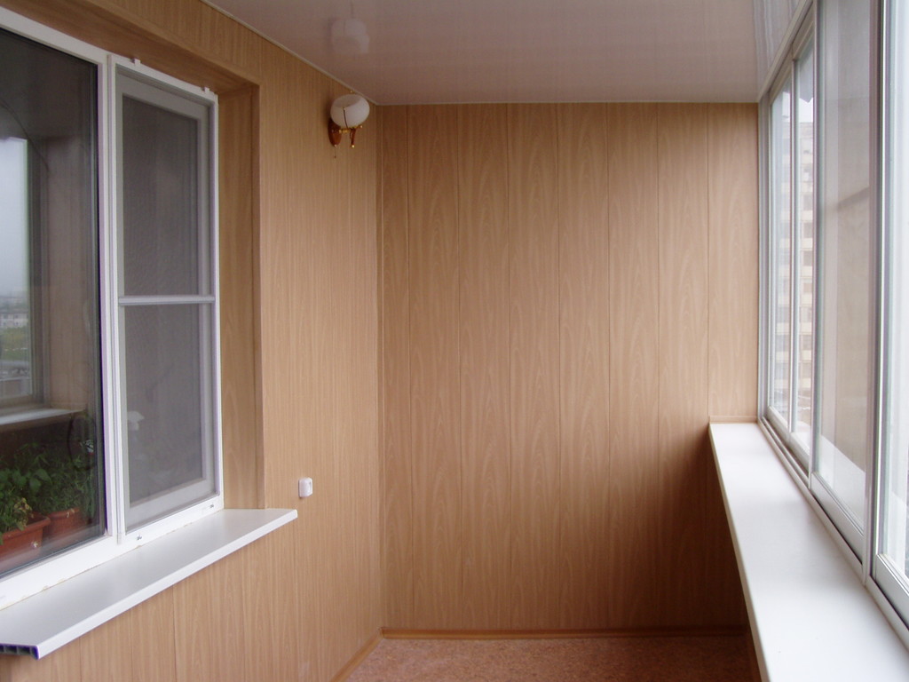 Теплое остекление с утеплением и отделкой ламинированными панелями в Малаховке