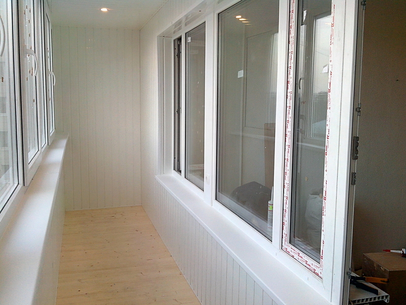 Теплое остекление балкона профилем rehau с утеплением и деревянной отделкой в Малаховке