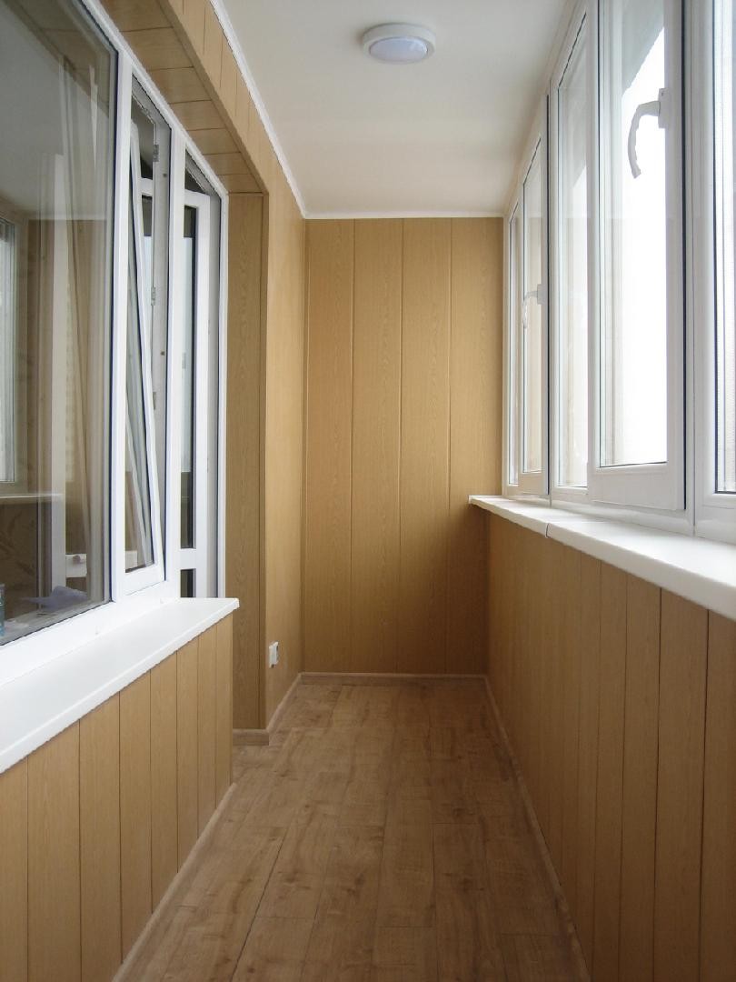 Теплое остекление лоджии и отделка стен и потолка ламинированными панелями в Малаховке