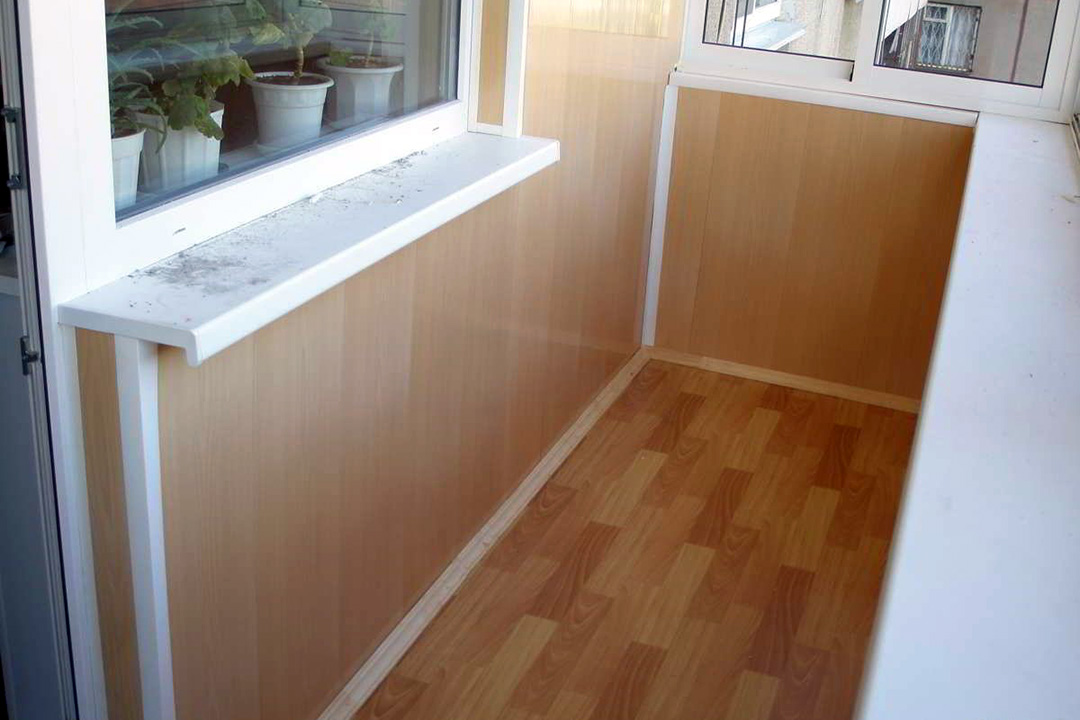 Теплое остекление балкона пластиковыми окнами и электрическим теплым полом в Малаховке