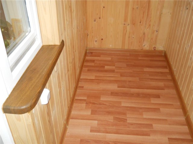 Теплое остекление балкона пластиковыми окнами установкой ИК-обогрева на стены в Малаховке