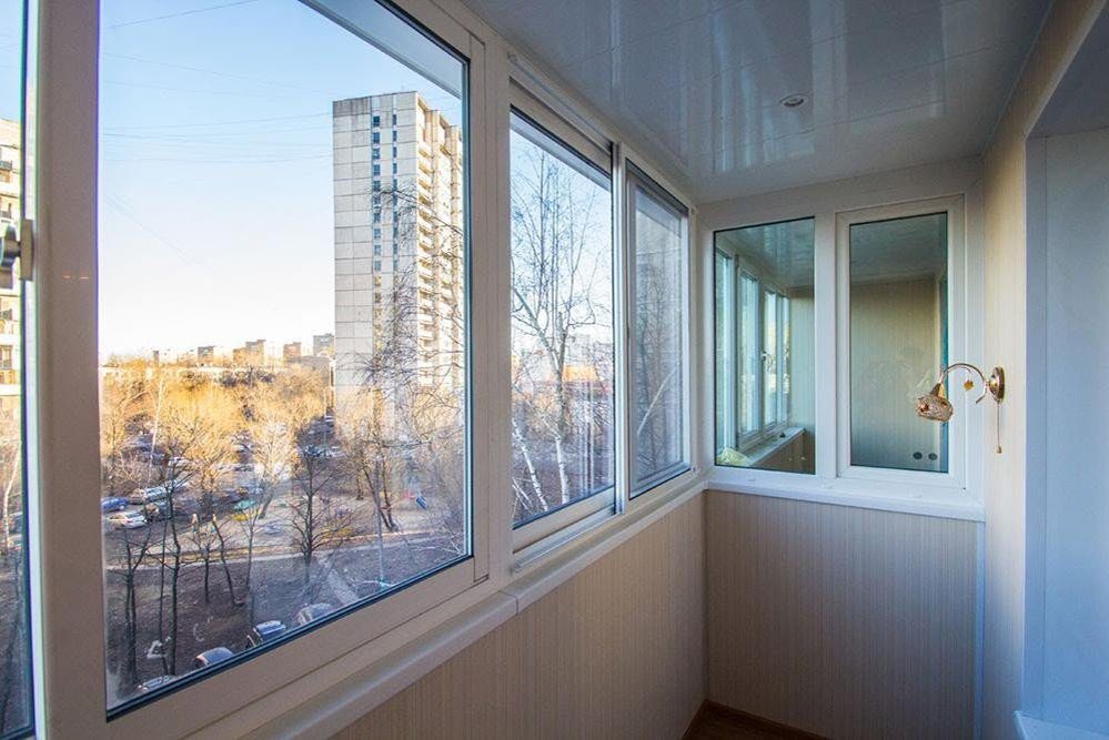 Раздвижное остекление алюминиевыми окнами с отделкой стен вагонкой ПВХ в Малаховке